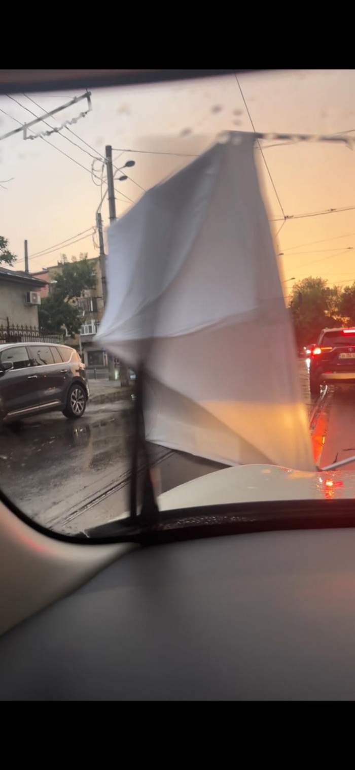 Mașină lovită de un cort, din cauza furtunii din București! Vijelia a făcut prăpăd