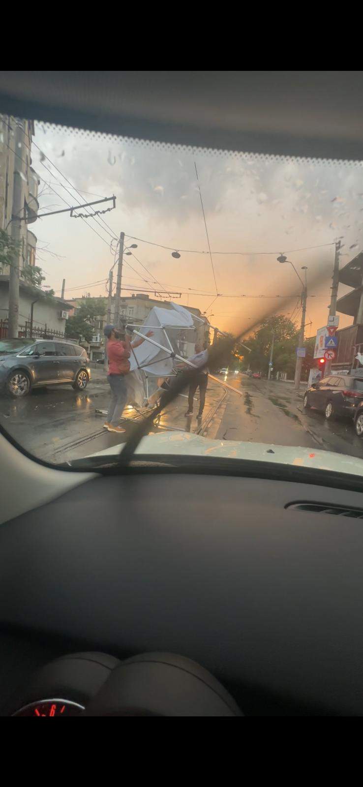 Mașină lovită de un cort, din cauza furtunii din București! Vijelia a făcut prăpăd