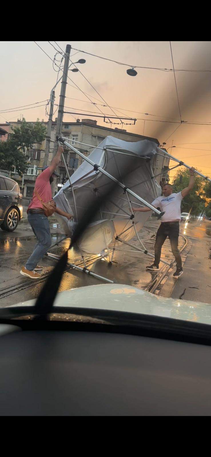 Mașină lovită de un cort, din cauza furtunii din București! Vijelia a făcut prăpăd