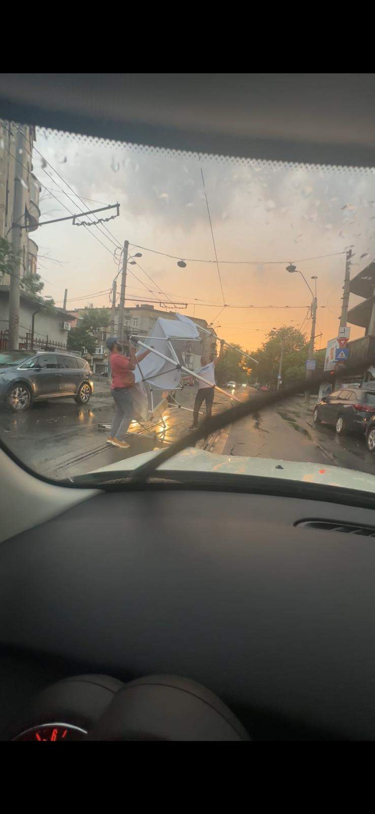 Mașină lovită de un cort, din cauza furtunii din București! Vijelia a făcut prăpăd