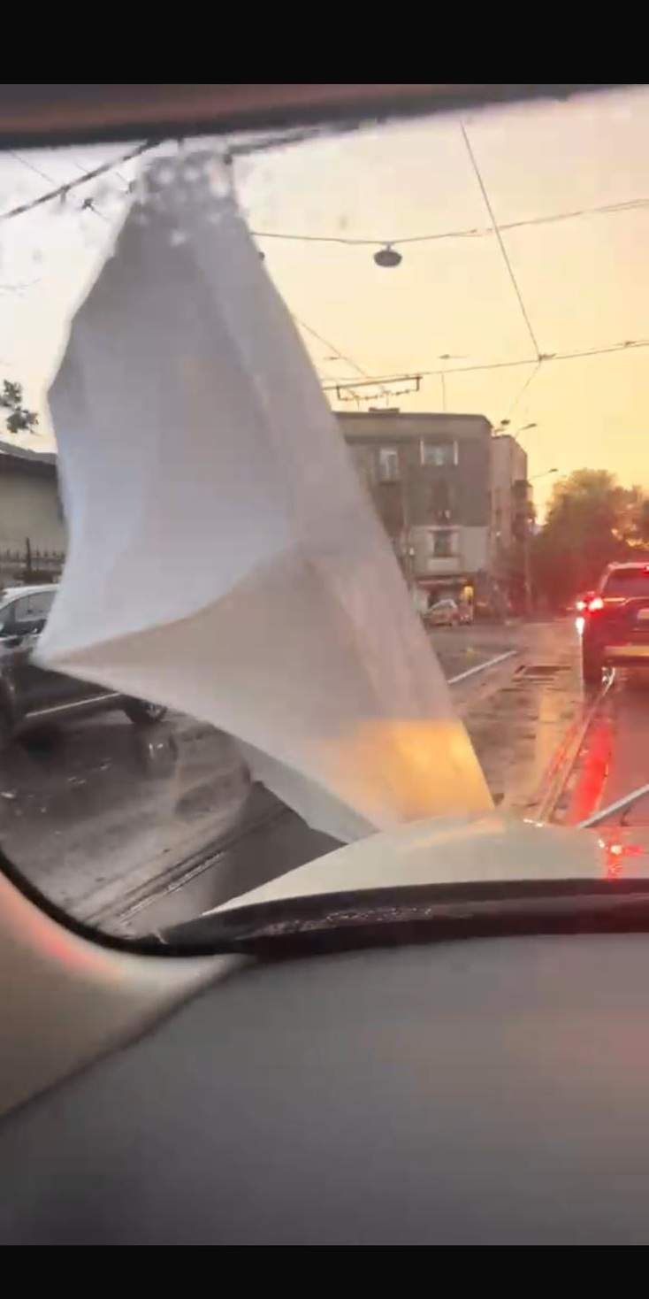 Mașină lovită de un cort, din cauza furtunii din București! Vijelia a făcut prăpăd