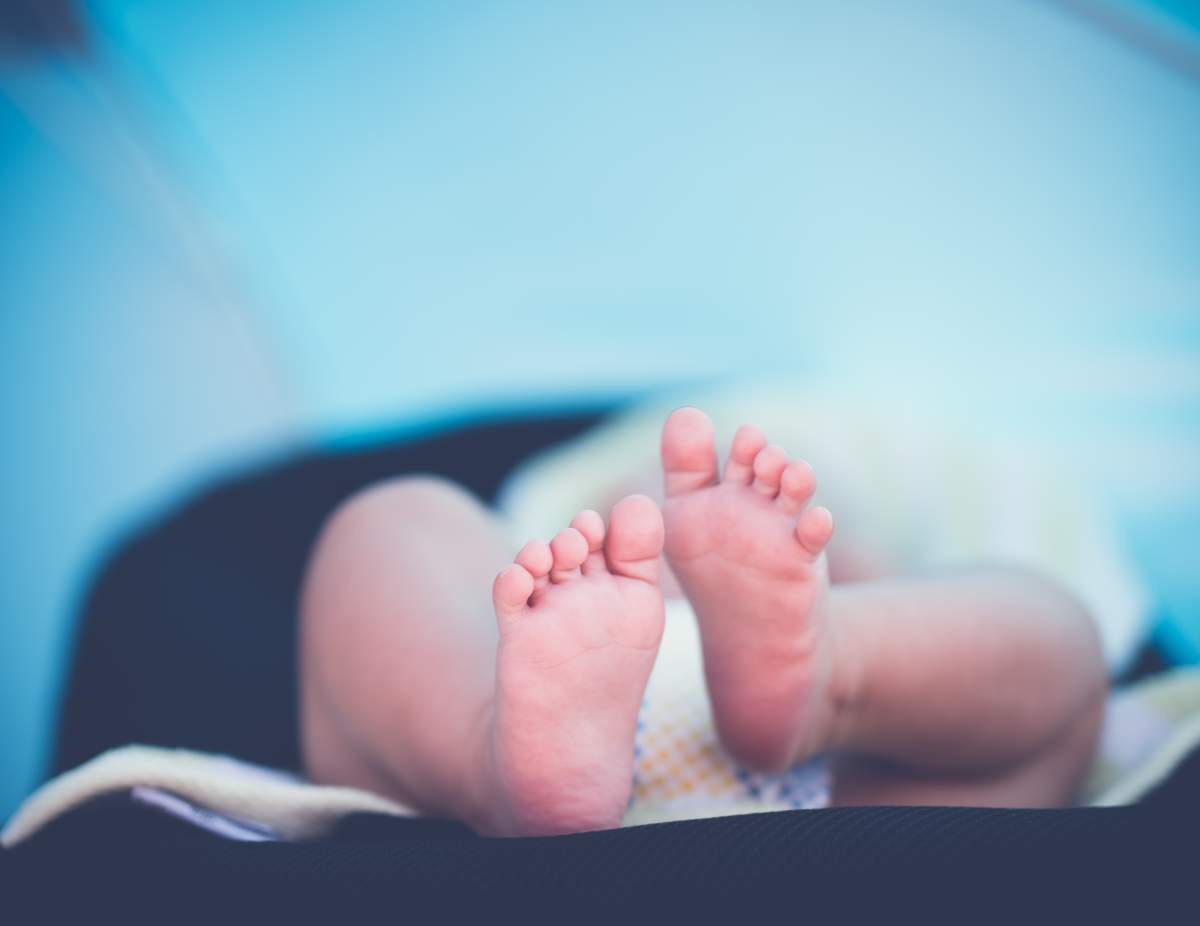 Un copil a murit după ce s-a înecat cu mâncare. Incredibil ce făcea mama lui în același timp