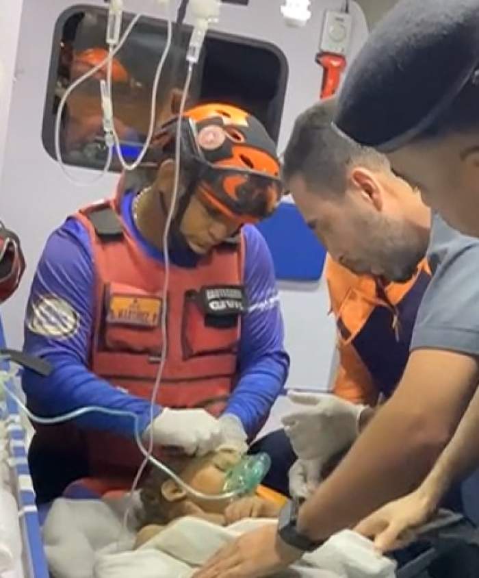 Momentul emoționant în care un copil a fost scos de sub dărâmături, după cutremurul de 7,8. Fusese blocat 6 zile