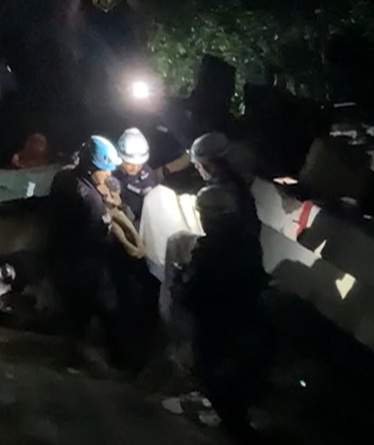 Momentul emoționant în care un copil a fost scos de sub dărâmături, după cutremurul de 7,8. Fusese blocat 6 zile