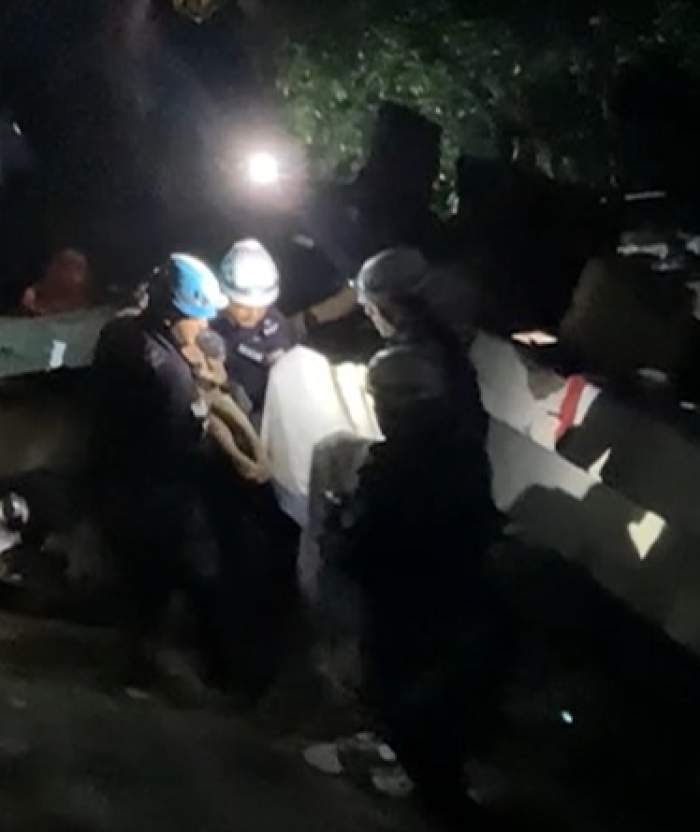 Momentul emoționant în care un copil a fost scos de sub dărâmături, după cutremurul de 7,8. Fusese blocat 6 zile