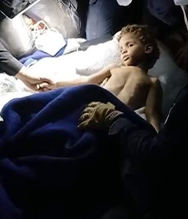 Momentul emoționant în care un copil a fost scos de sub dărâmături, după cutremurul de 7,8. Fusese blocat 6 zile