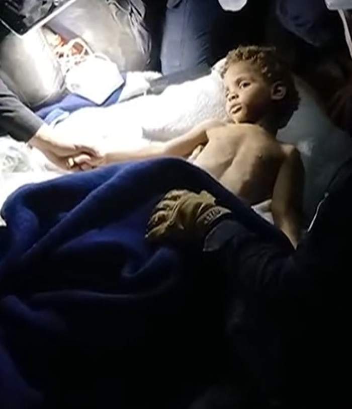 Momentul emoționant în care un copil a fost scos de sub dărâmături, după cutremurul de 7,8. Fusese blocat 6 zile