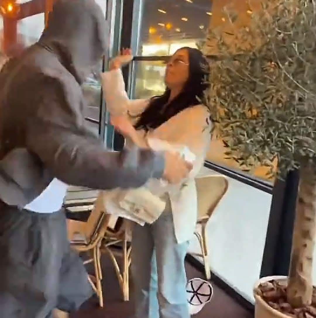 Andreea Bostănică și sora Iulianei Beregoi s-au bătut într-un restaurant! Au venit poliția și ambulanța | VIDEO