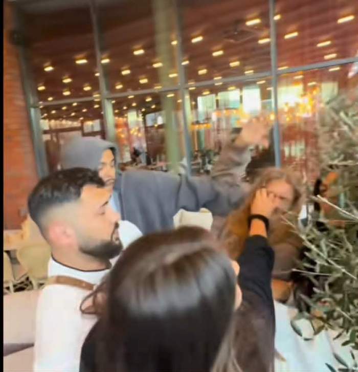 Andreea Bostănică și sora Iulianei Beregoi s-au bătut într-un restaurant! Au venit poliția și ambulanța | VIDEO