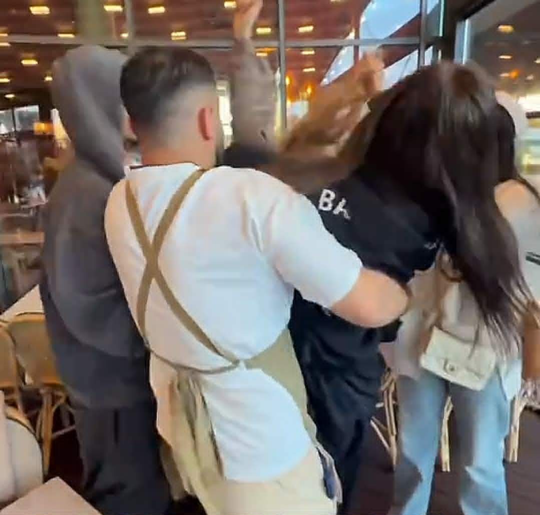 Andreea Bostănică și sora Iulianei Beregoi s-au bătut într-un restaurant! Au venit poliția și ambulanța | VIDEO