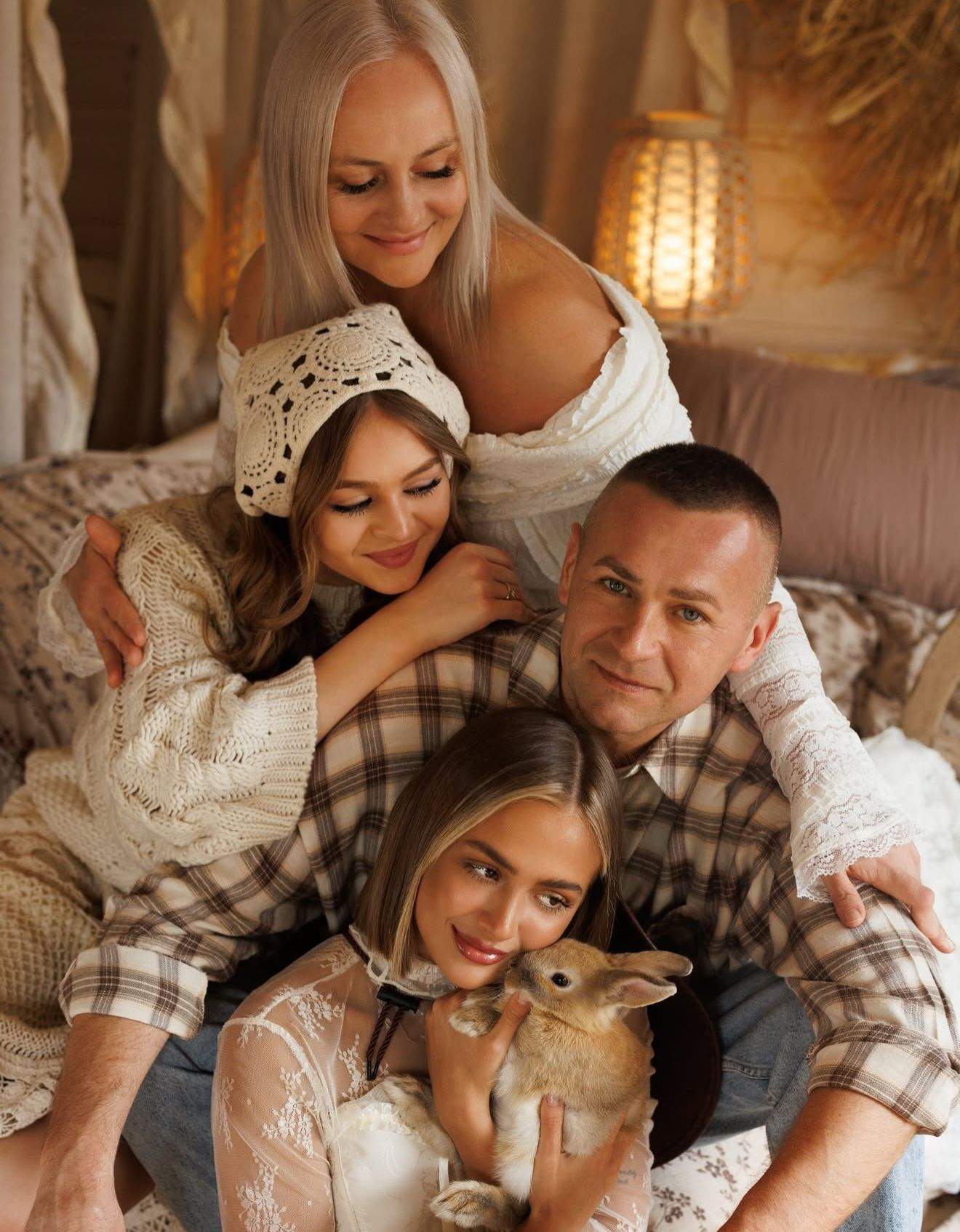 Mama Andreei Bostănică ar fi fost amenințată de tatăl Iulianei Beregoi! Influencerița a izbucnit în lacrimi