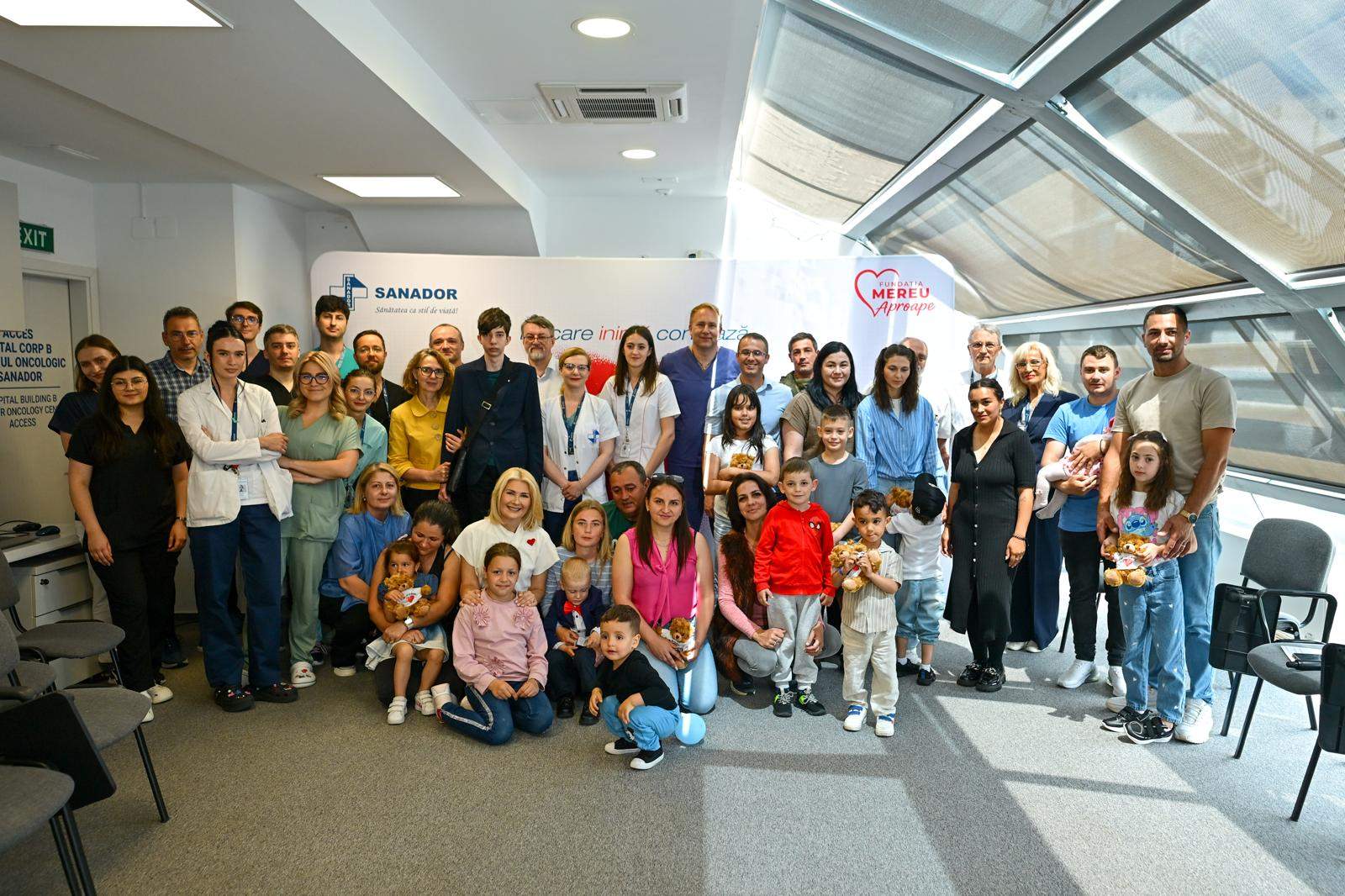 81 de inimi salvate în trei ani: copiii tratați în cadrul misiunilor cardiopediatrice SANADOR și Fundația Mereu Aproape s-au reîntâlnit cu medicii care le-au schimbat destinul.