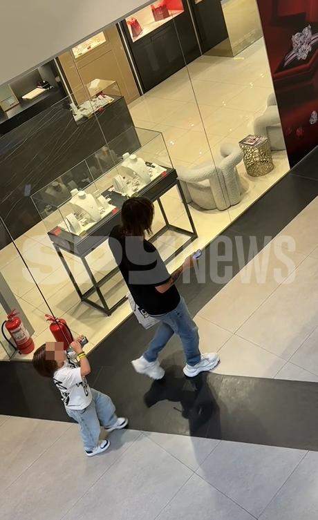 dan alexa si fiul lui se plimba prin mall