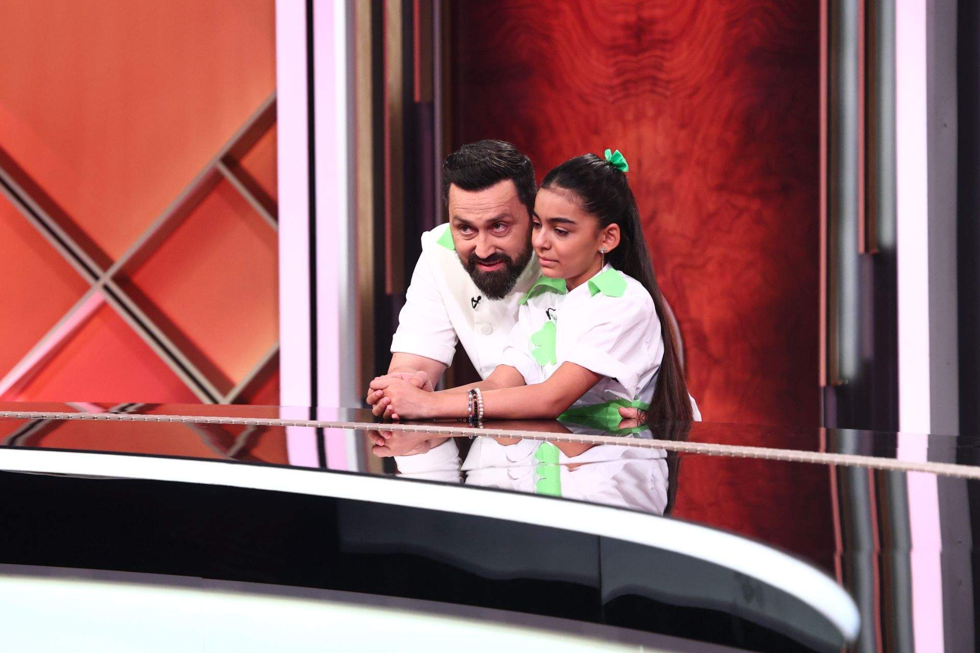 Echipa lui Chef Orlando a câștigat ieri o amuletă, iar tunicile albastre, conduse de Chef Ștefan, au obținut victoria la întrecerea culinară de la Chefi la cuțite – Viitorul are gust