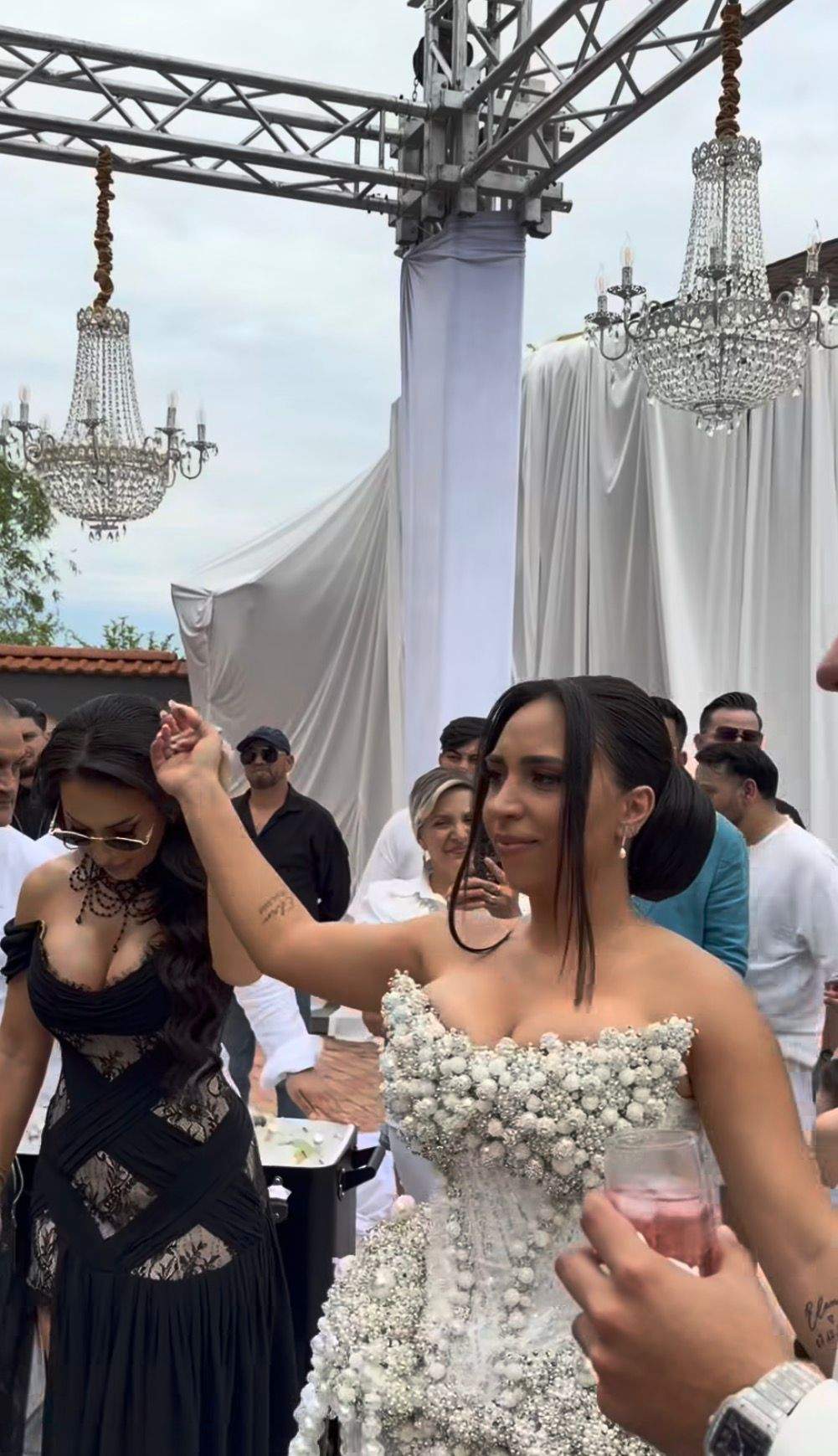 Primele imagini cu rochia de mireasă a nurorii lui Florin Salam! Mihaela strălucește din cap până în picioare