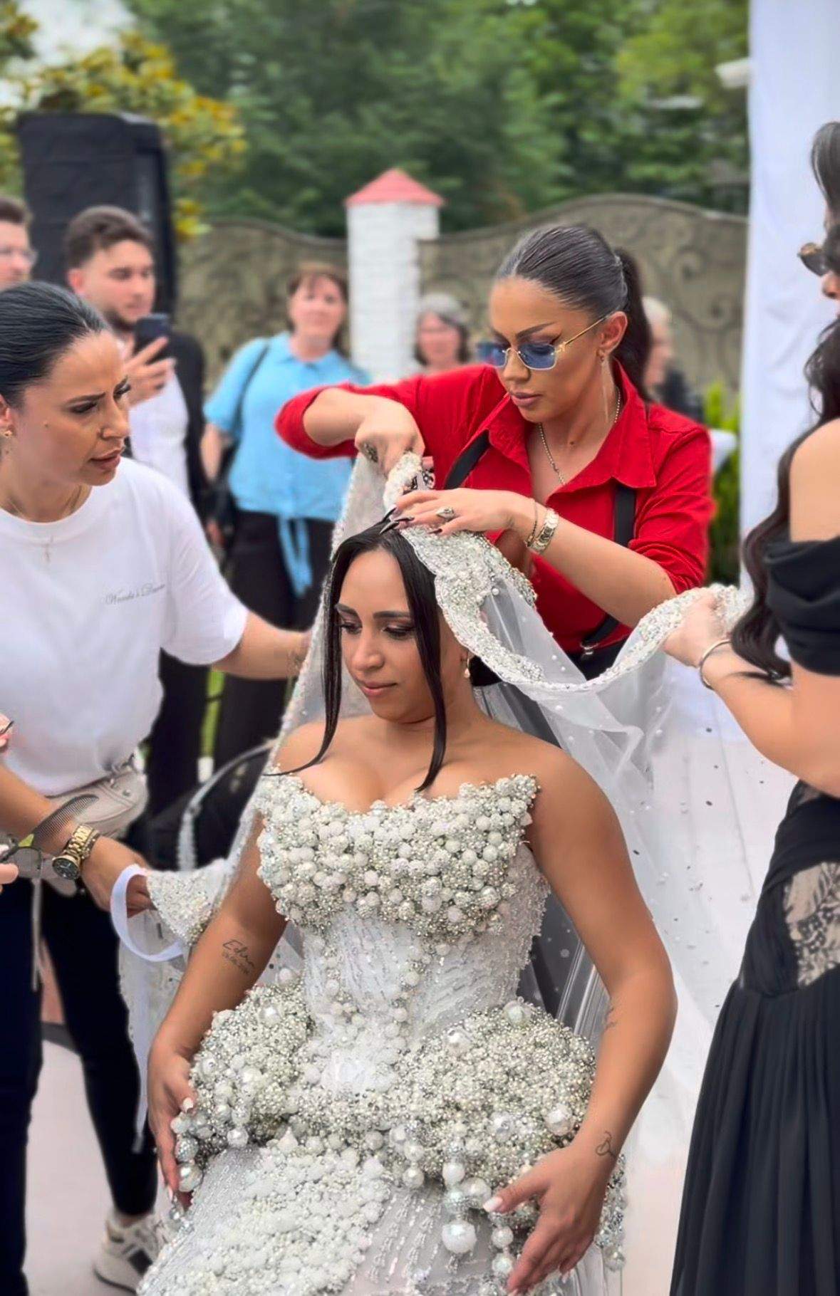 Primele imagini cu rochia de mireasă a nurorii lui Florin Salam! Mihaela strălucește din cap până în picioare