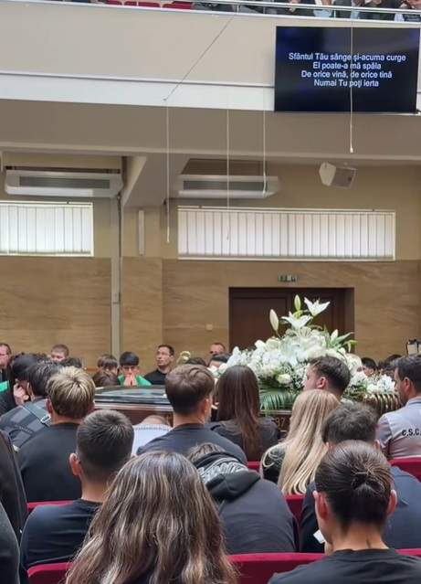 Imagini sfâșietoare de la înmormântarea adolescentului mort în accidentul din Dumbrăvița. Matias avea 16 ani 