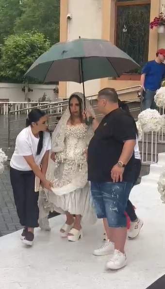 Primele imagini din biserică de la nunta fiului lui Florin Salam! Dani Stoian și Mihaela își unesc destinele în fața lui Dumnezeu