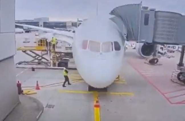 Mai mulți răniți pe aeroport după ruperea trenului de aterizare al unui Boeing 787. Incidentul a fost filmat