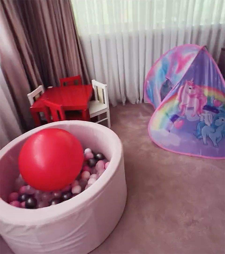 Cum arată camera fiicei lui Karmen Minune. Pentru mulți români este cât un apartament
