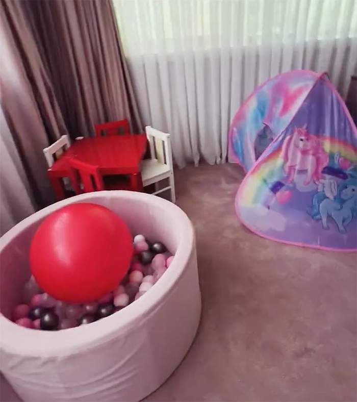 Cum arată camera fiicei lui Karmen Minune. Pentru mulți români este cât un apartament