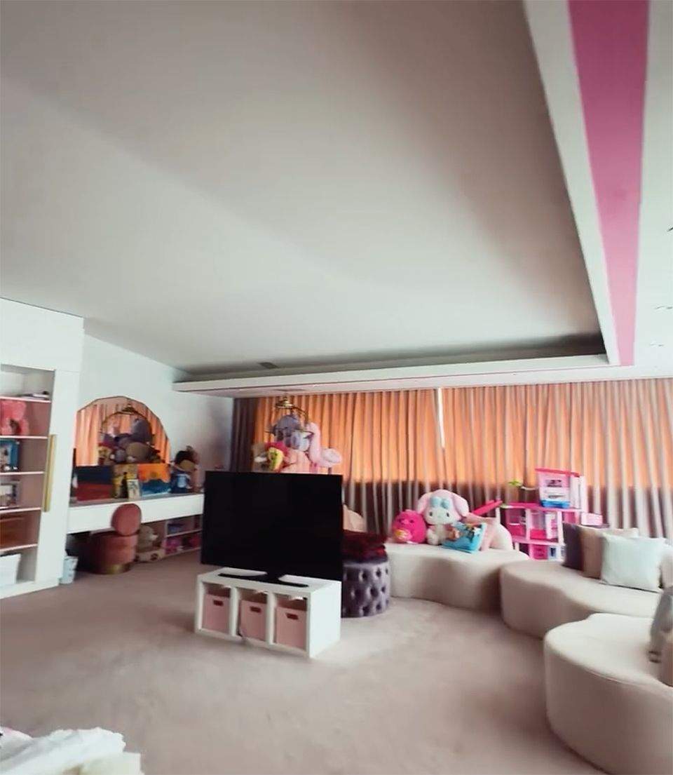 Cum arată camera fiicei lui Karmen Minune. Pentru mulți români este cât un apartament