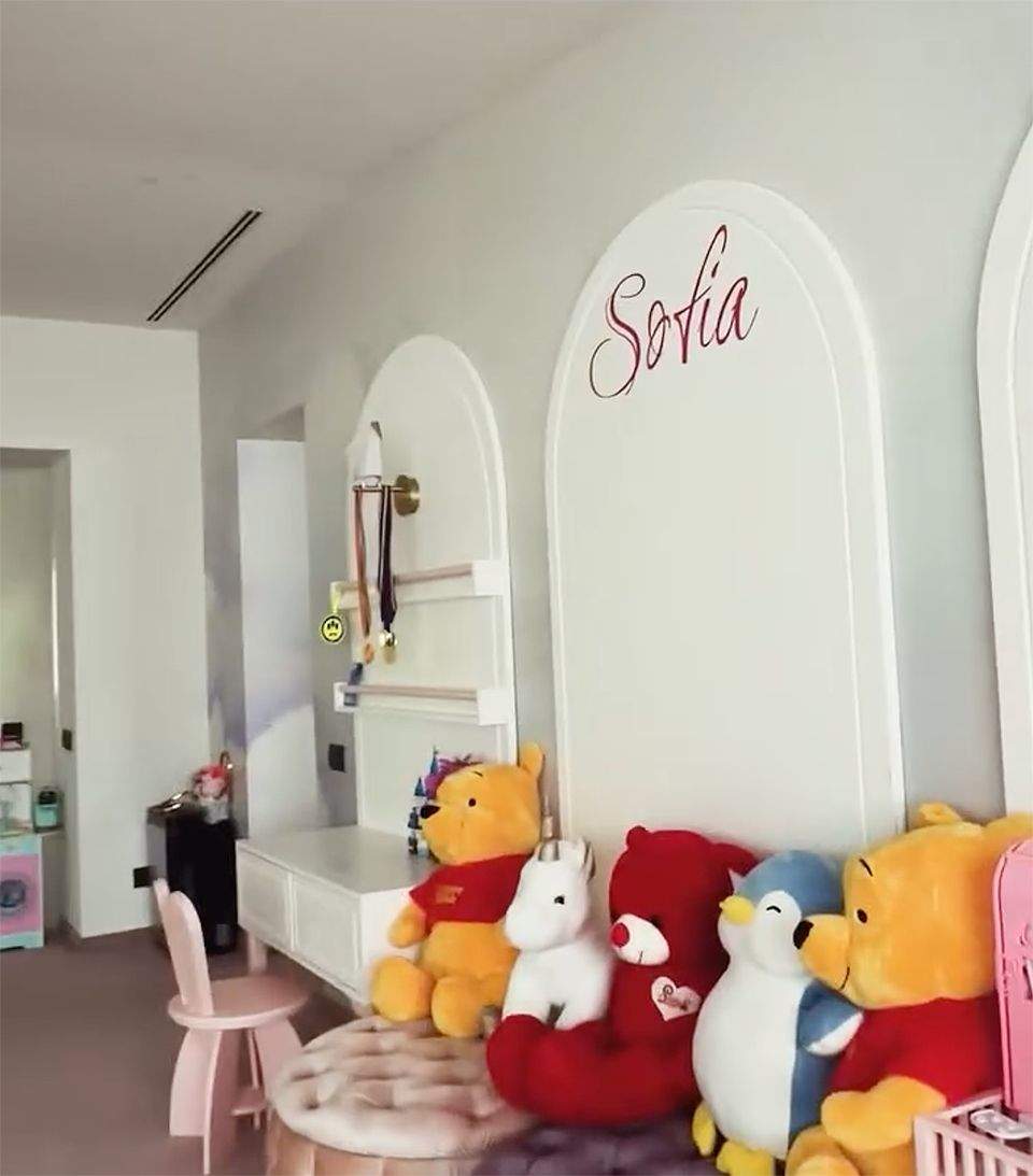 Cum arată camera fiicei lui Karmen Minune. Pentru mulți români este cât un apartament