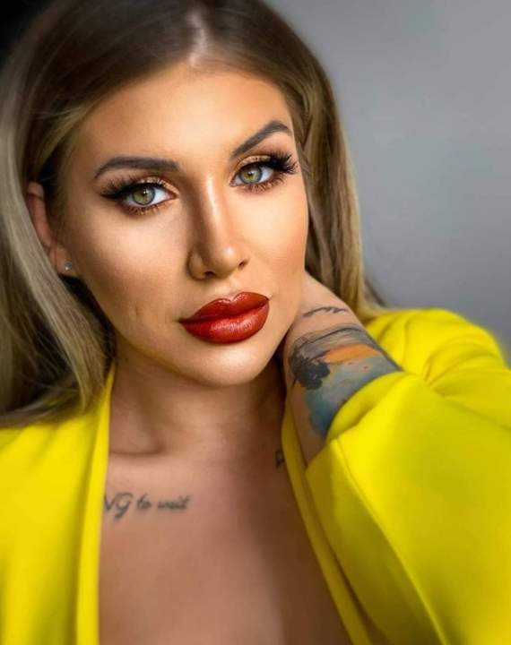 alexandra diaconescu selfie in galben imbracata
