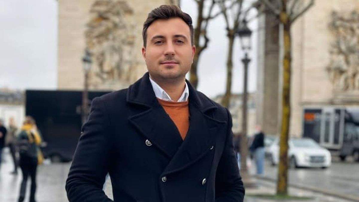 Cum arată Valentin Sanfira când nu poartă costum popular. Cântărețul și-a arătat tricepşii la sală