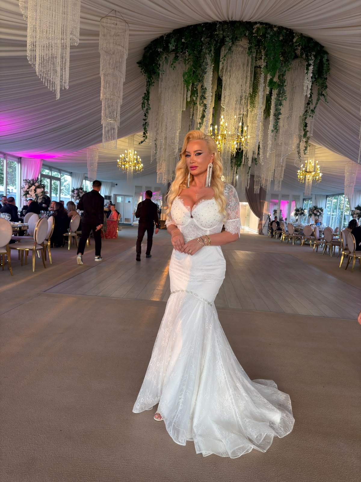 Petrecerea de nuntă a Simonei Trașcă a început! Cum arată rochia spectaculoasă pe care mireasa o poartă la party / FOTO