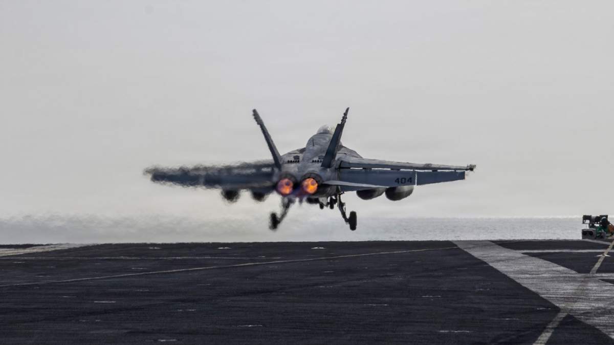 Un avion de vânătoare F/A-18E Super Hornet al Marinei SUA, cu Vigilanții Escadrilei Strike Fighter 151