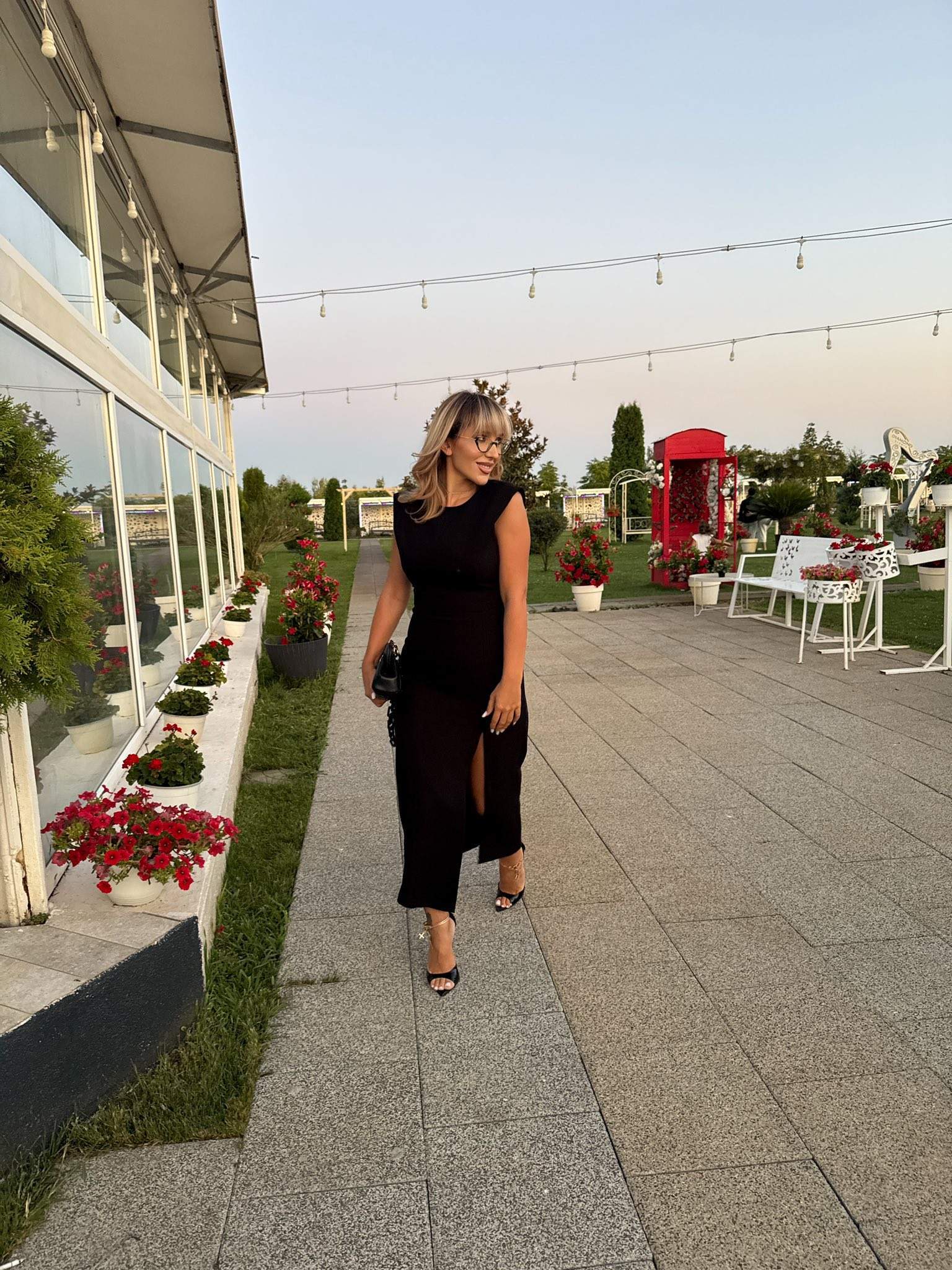 Dana Roba poarta o rochie de culoare neagra