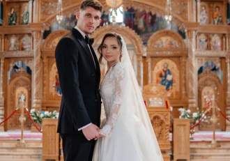 Ce nu s-a văzut la nunta lui Ștefan Târnovanu cu aleasa inimii lui. Ce au făcut mirii în biserică, în timpul slujbei