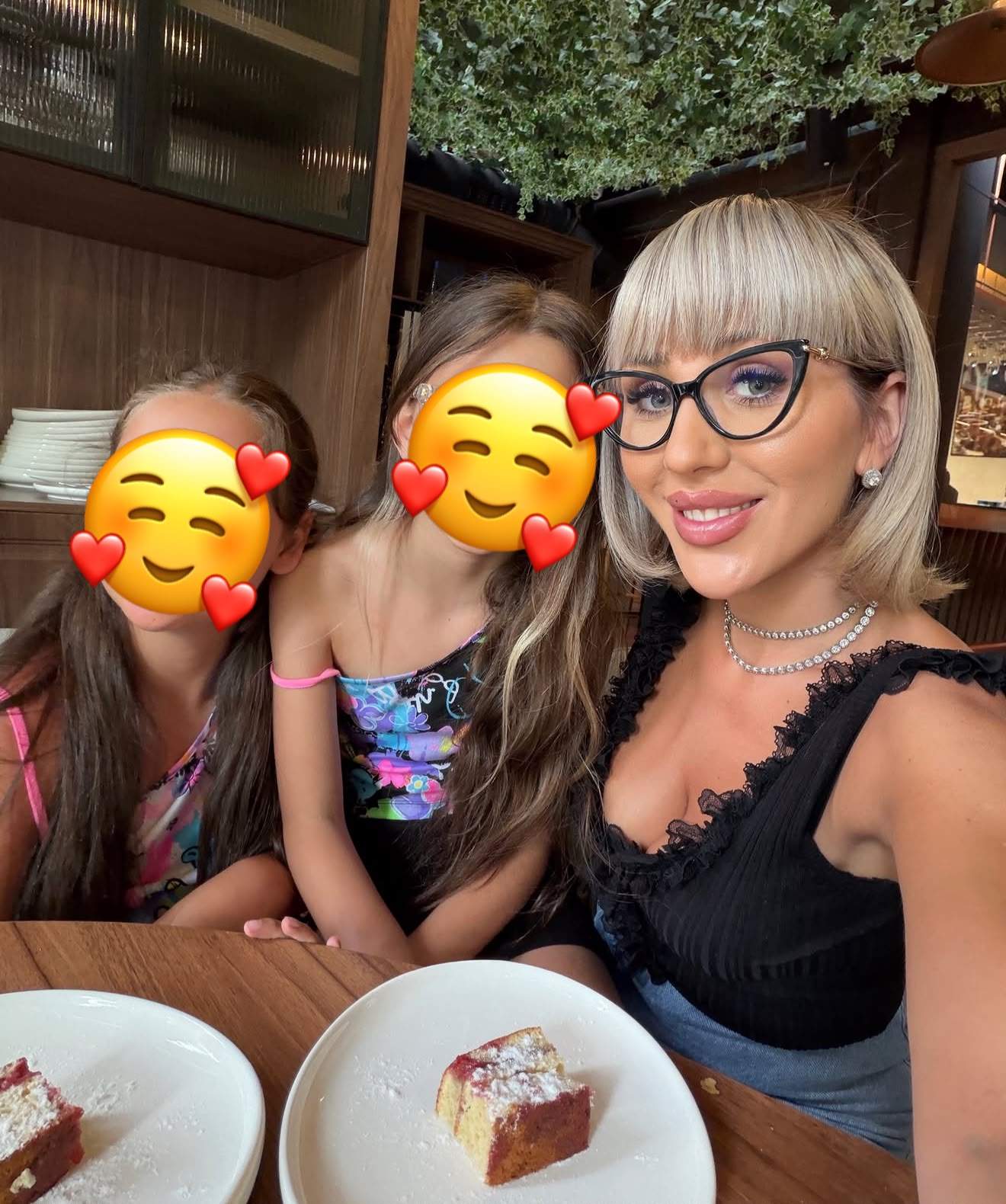 Dana Roba și fiicele ei mănâncă prăjitură