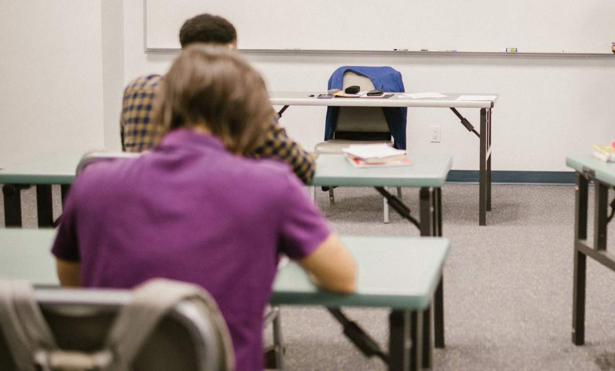 Elevi aflați la un examen