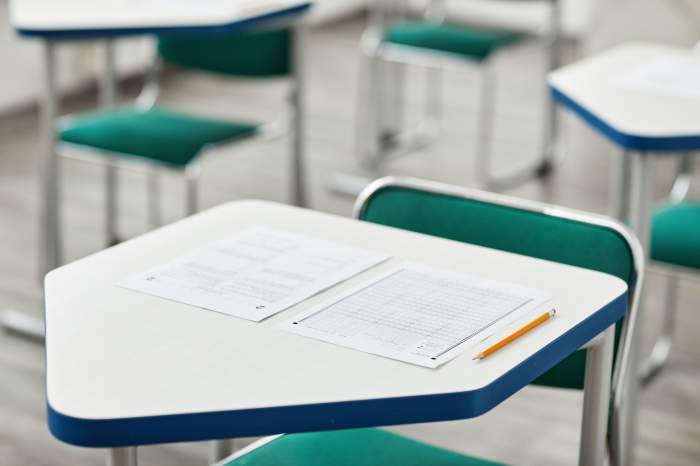 Imagine reprezentativă cu o sală de examen