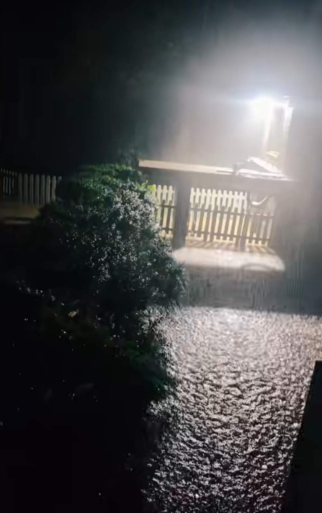 ploaie și inundație