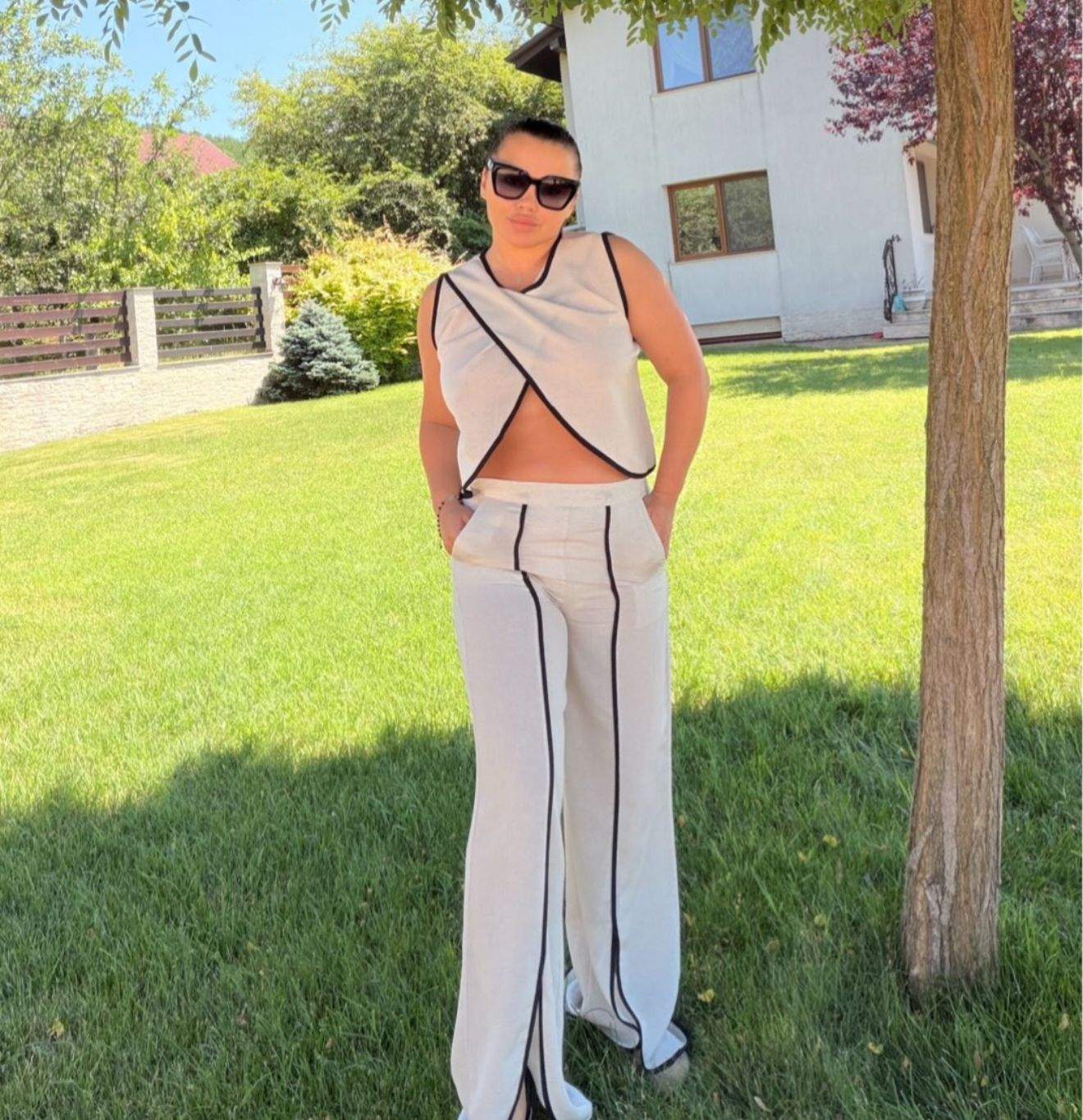 Carmen de la Sălciua îmbrăcată casual