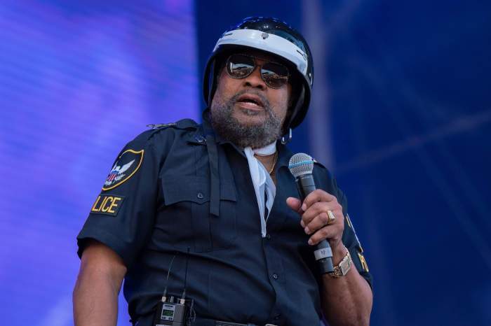 Victor Willis din grupul muzical Village People susține un concert în cadrul festivalului Boogietown de la ferma Apps Court.