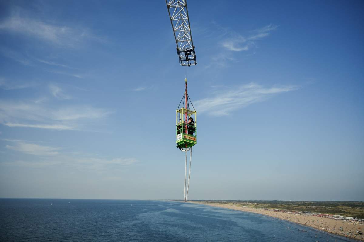 persoane care fac bungee jumping