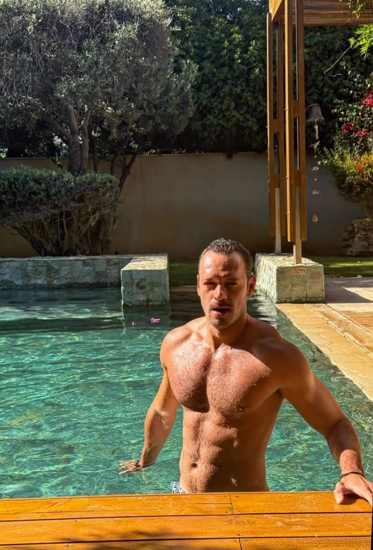Prezentator de la Observator, filmat la bustul gol! Și-a scos pătrățelele pe interval! Le dă rușine multora