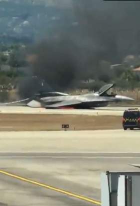 Momente de groază pe pistă! Un avion s-a prăbușit în timpul aterizării și a luat foc | VIDEO
