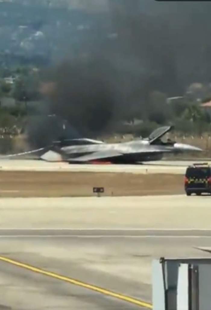 Momente de groază pe pistă! Un avion s-a prăbușit în timpul aterizării și a luat foc | VIDEO
