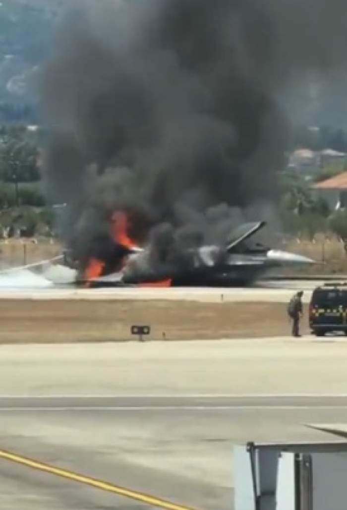 Momente de groază pe pistă! Un avion s-a prăbușit în timpul aterizării și a luat foc | VIDEO
