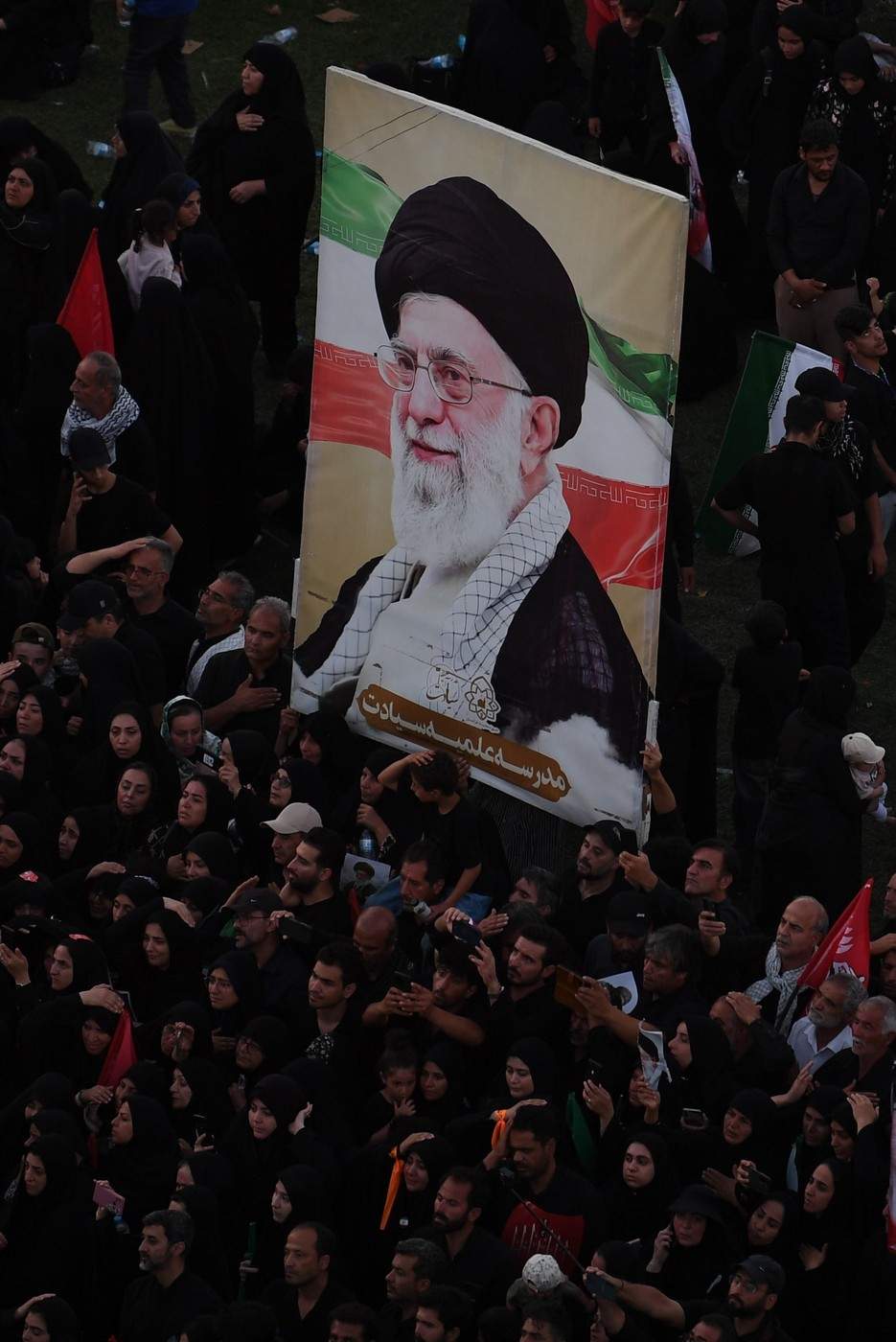 Imagini de la înmormântarea lui Ali Khamenei! Fostul lider suprem al Iranului, condus pe ultimul drum la Mashhad