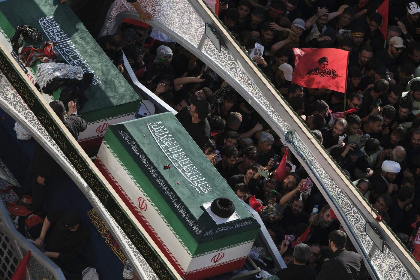 Imagini de la înmormântarea lui Ali Khamenei! Fostul lider suprem al Iranului, condus pe ultimul drum la Mashhad