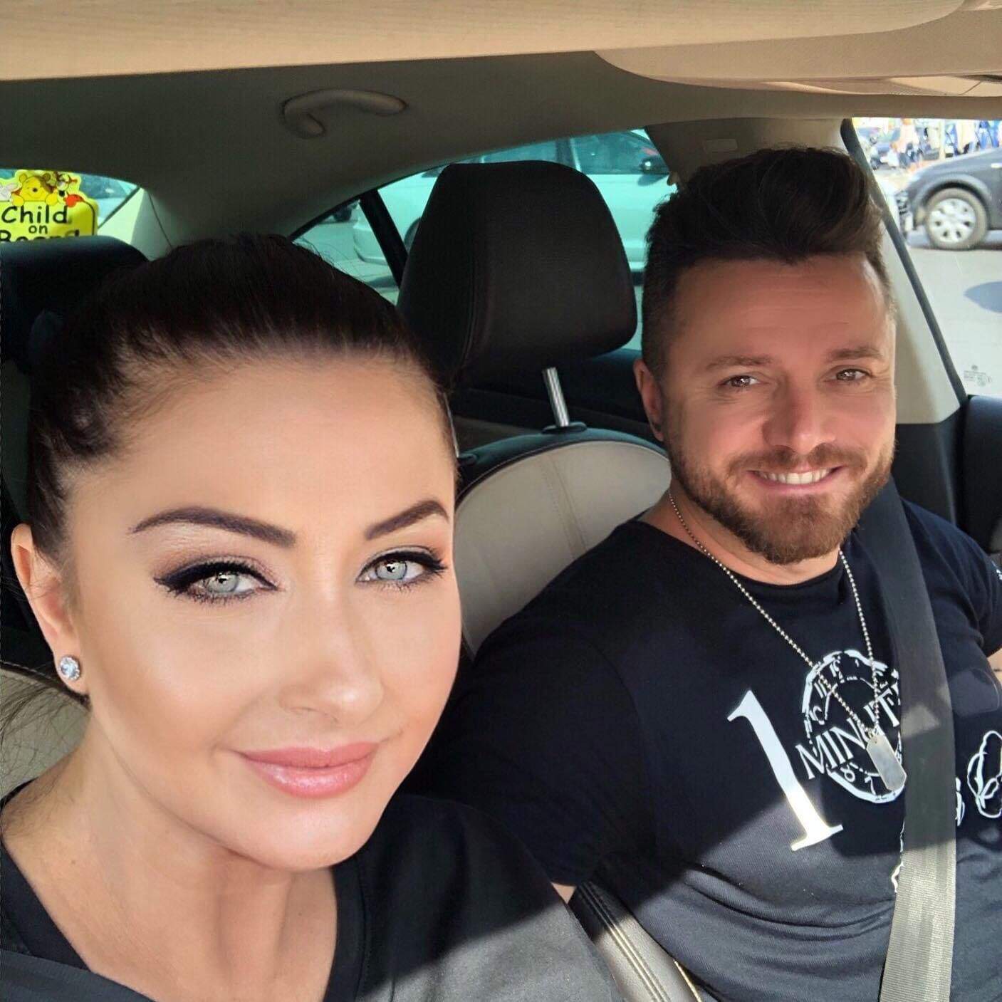 Gabriela Cristea si Tavi Clonda in masina