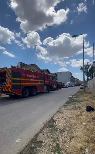 Incendiu puternic în Constanța! Flăcările s-au extins după ce au cuprins un panou electric