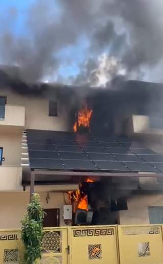 Incendiu puternic în Constanța! Flăcările s-au extins după ce au cuprins un panou electric