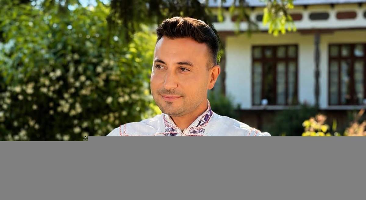 Valentin Sanfira, în straie populare